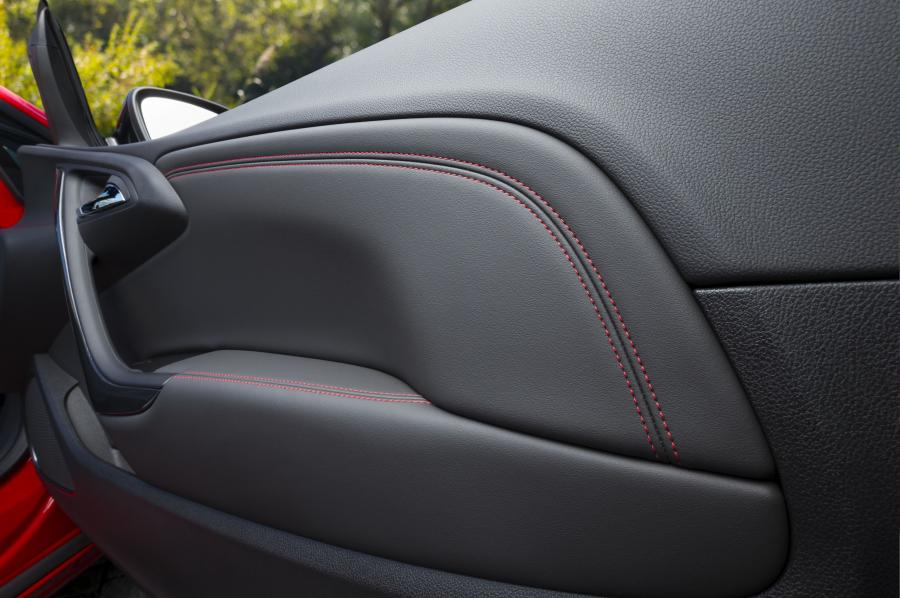 Детали интерьера Opel Cascada Supreme 2016 года  (фото 7 из 7)